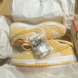 Nike Dunks low gold